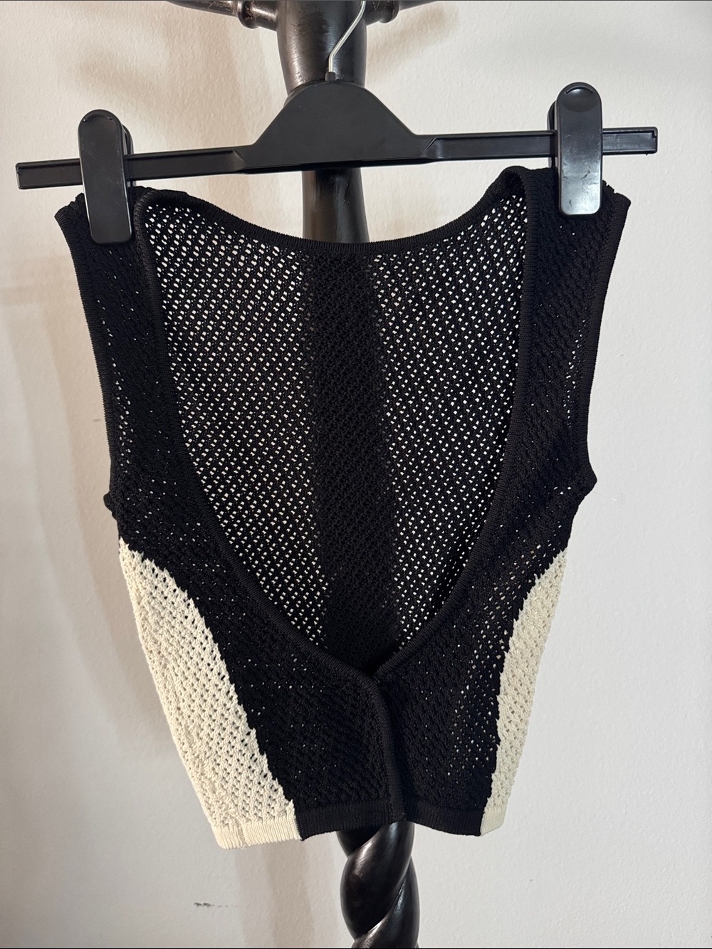 Black and Cream Knit Cropped Vest 2.L4